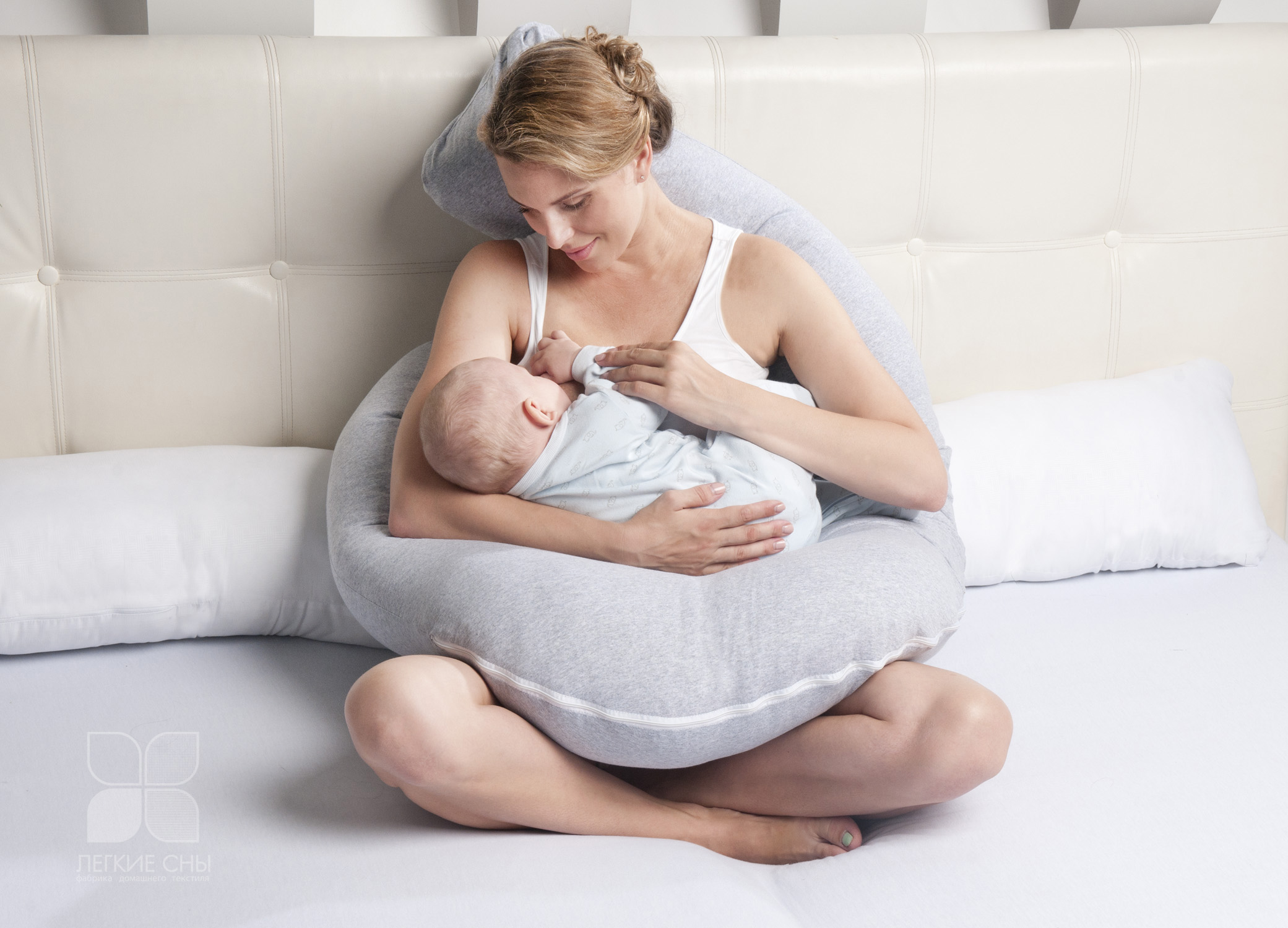 Как пользоваться подушкой для беременных. Подушка для беременных. Подушка для беременных для малыша. Подушка для беременных для кормления. Ребенок в подушке для беременных.