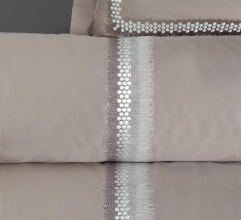 Постельное бельё "DANTELA VITA" сатин с вышивкой MONTANA (серо-коричневый), Евро