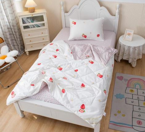 Постельное белье с одеялом детское "Sofi de Marko" Strawberry (белый) Сатин, 1,5 спальный