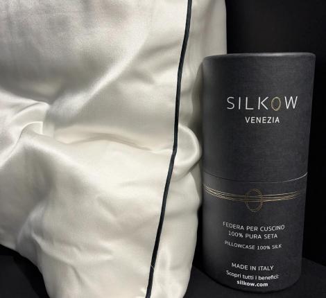 Наволочка шёлковая "Silkow Venezia" 50х80, кант тёмно-синий (плотность 22 момми)