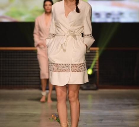 Халат женский махровый с гипюром Maison D'or "EVELYN" (фиолетовый), XS(42)-S(44)