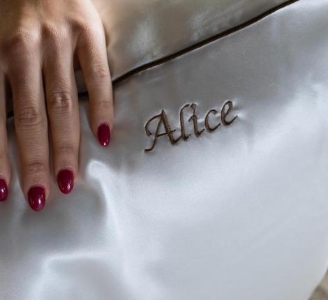 Наволочка шёлковая "Silkow Venezia" 50х80, кант коричневый (плотность 22 момми)