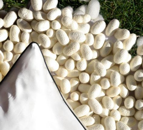 Наволочка шёлковая "Silkow Venezia" 50х80, кант тёмно-синий (плотность 22 момми)